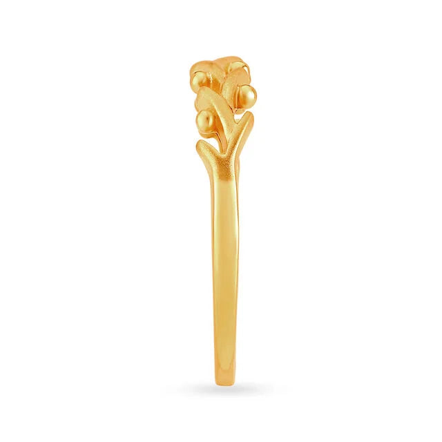 Entrancing Leaf Pattern Gold Finger Ring