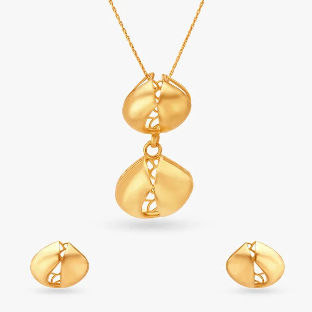 Luscious Pendant With Earrings Set