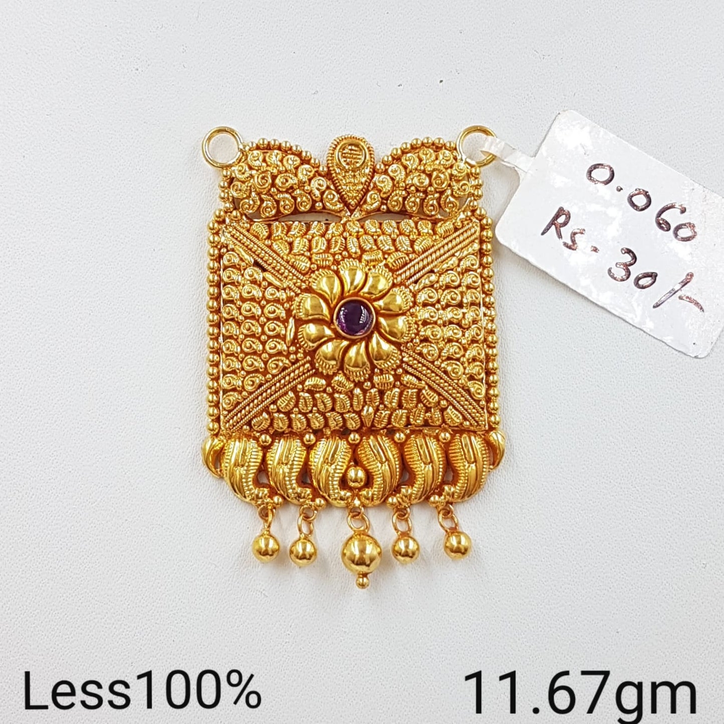 Handcrafted Gold Pendant with Vintage Radiance